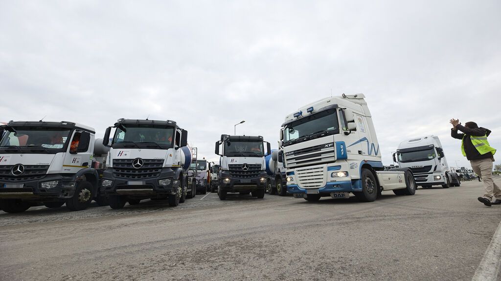 Camiones secuestrados y flotas aparcadas: así viven el paro los empresarios del transporte