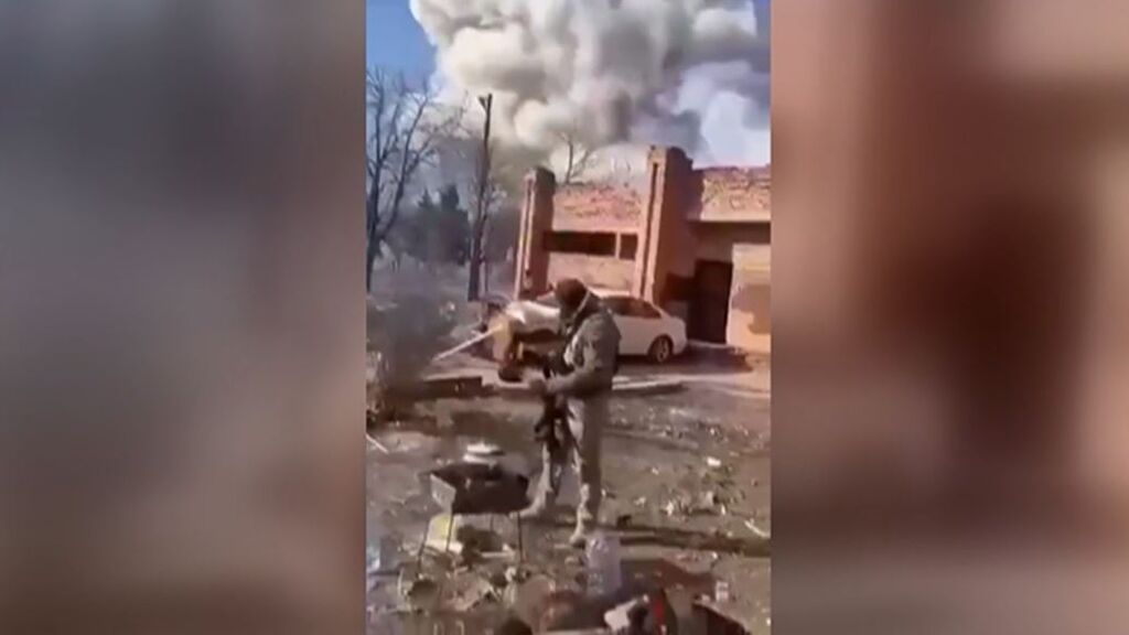 Los soldados chechenos toman té en la devastada ciudad de Mariúpol entre risas y con bombas de fondo
