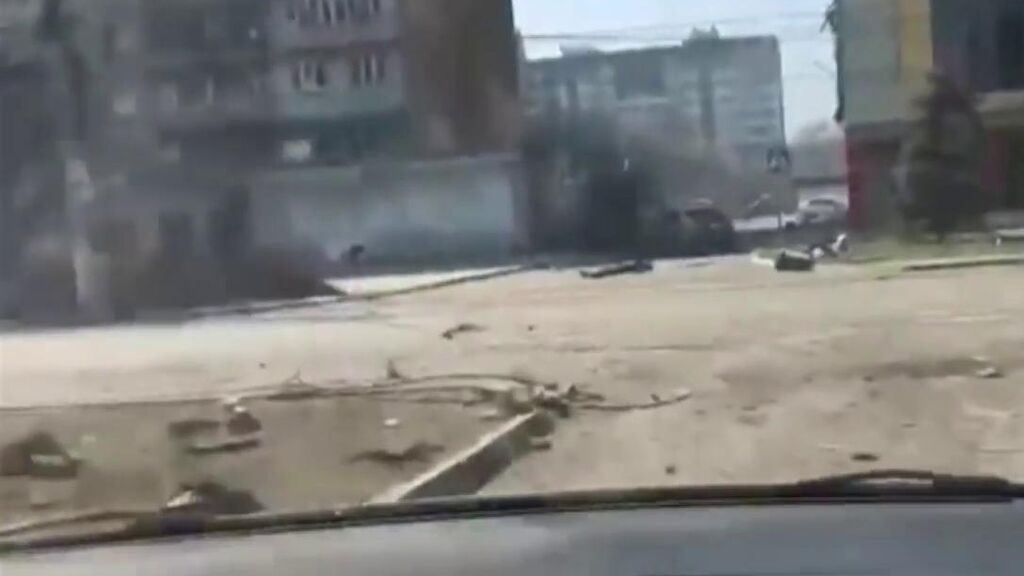 El recorrido en coche de Mariúpol: cadáveres en el suelo, vehículos calcinados y edificios despedazados