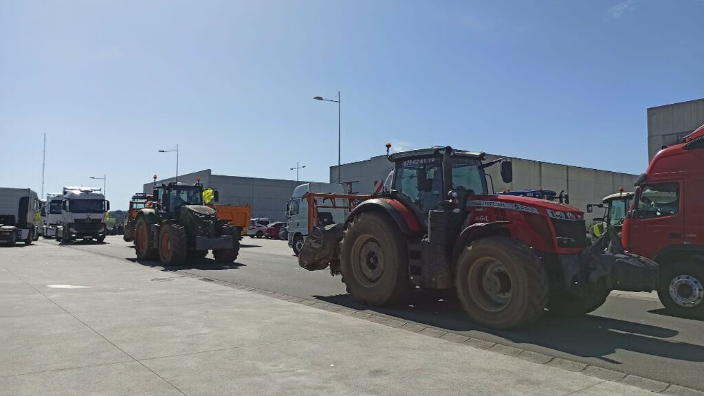Camiones y tractores taponan la circulación en Santiago de Compostela en el undécimo día de paro