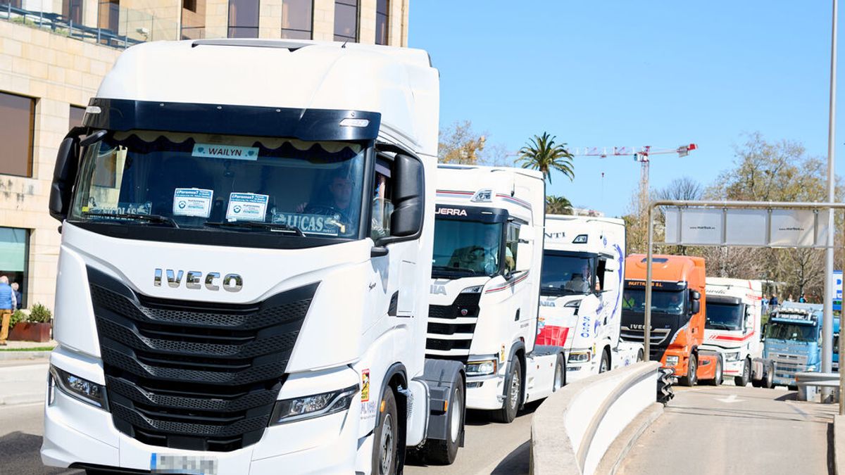 Varios camiones participan en una marcha en , 24 de marzo de 2022.
