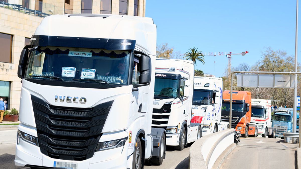 Varios camiones participan en una marcha en , 24 de marzo de 2022. Varios camiones participan en una marcha en , 24 de marzo de 2022.