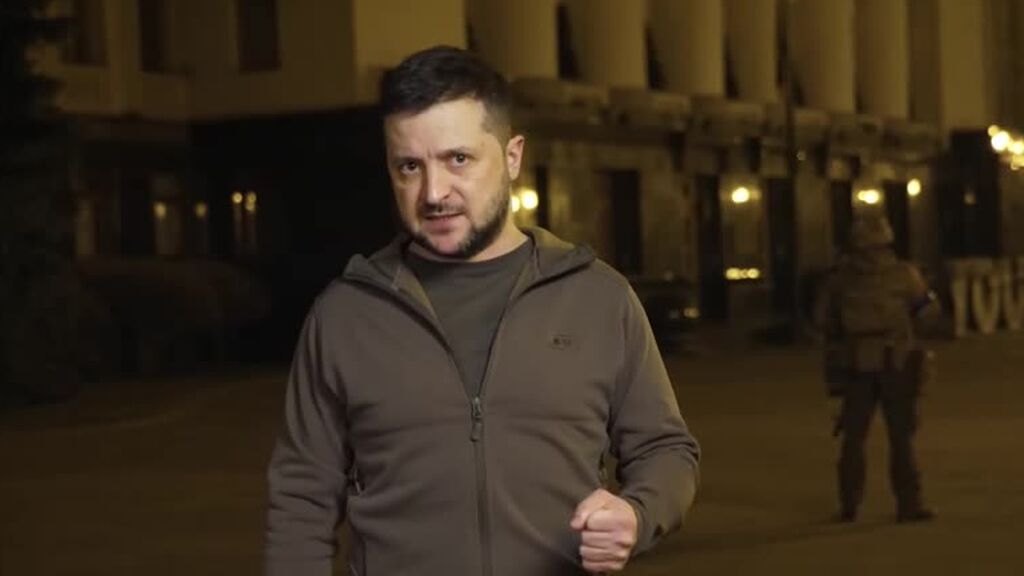 Zelenski llama al mundo a protestar contra la invasión rusa en un vídeo grabado en la calle y en inglés