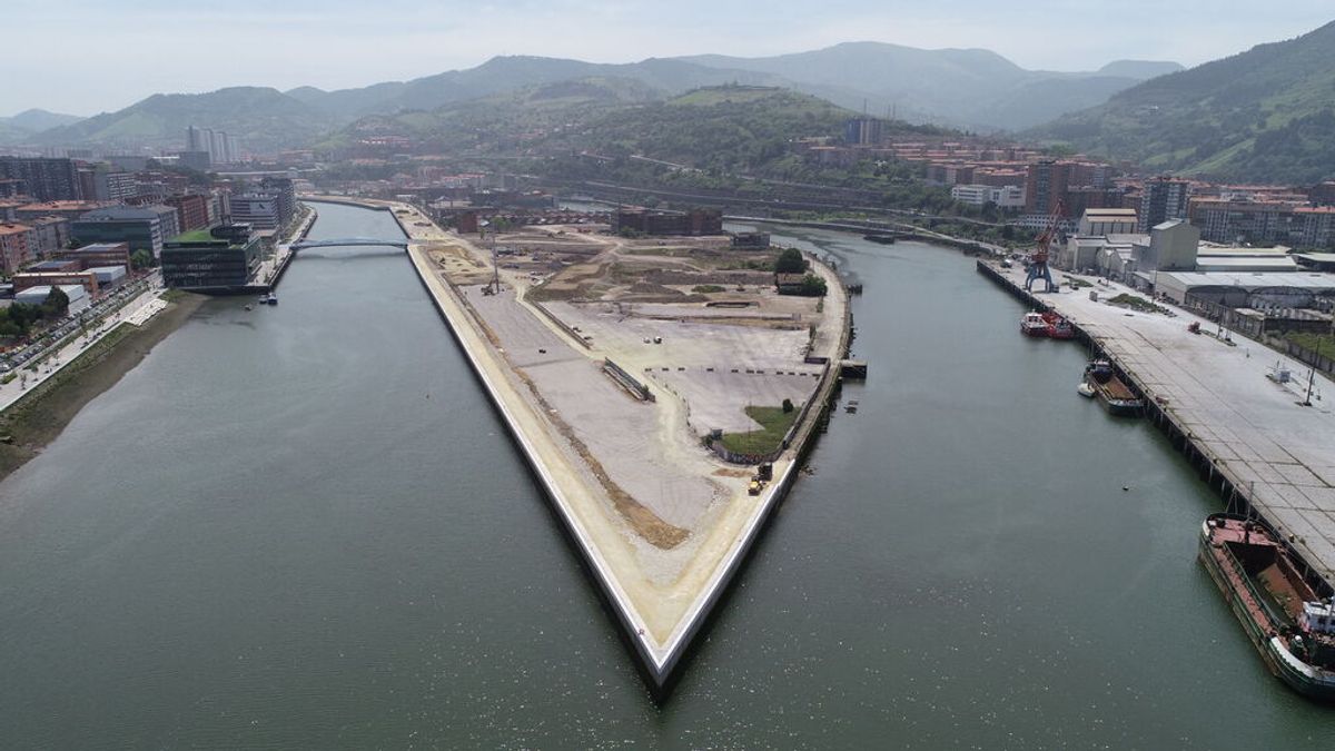 Canal de Deusto y la isla de Zorrotzaurre Canal de Deusto y la isla de Zorrotzaurre