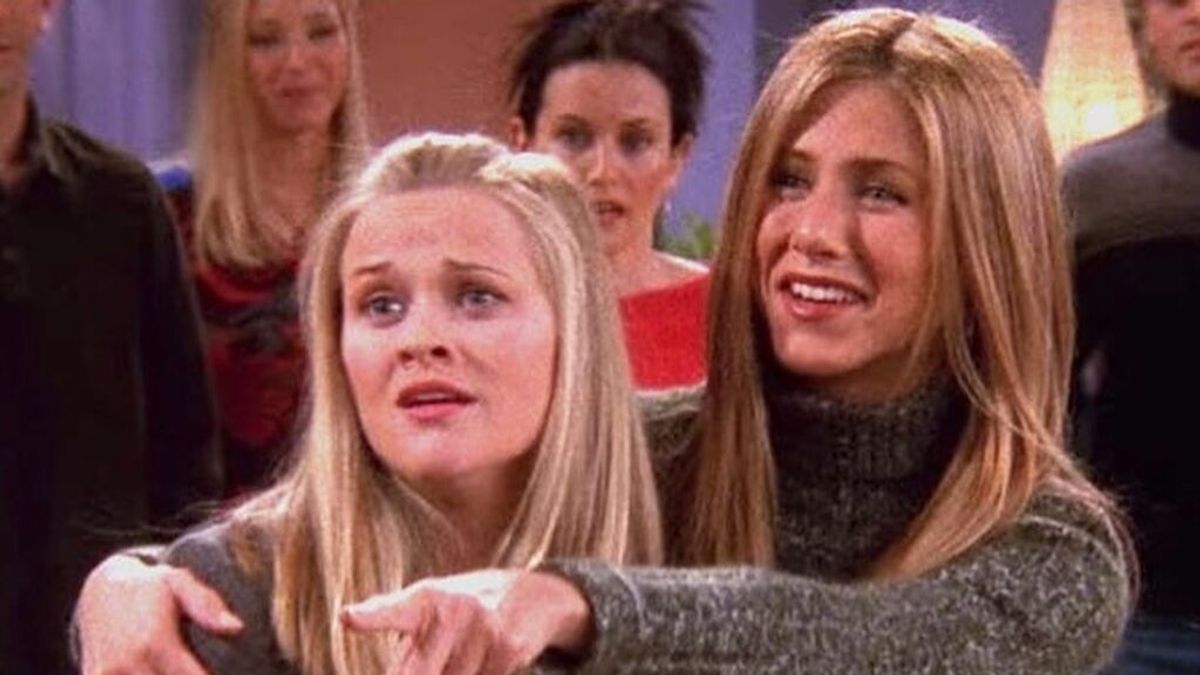 Jennifer Aniston y Reese Whiterspoon durante una escena de 'Friends'.