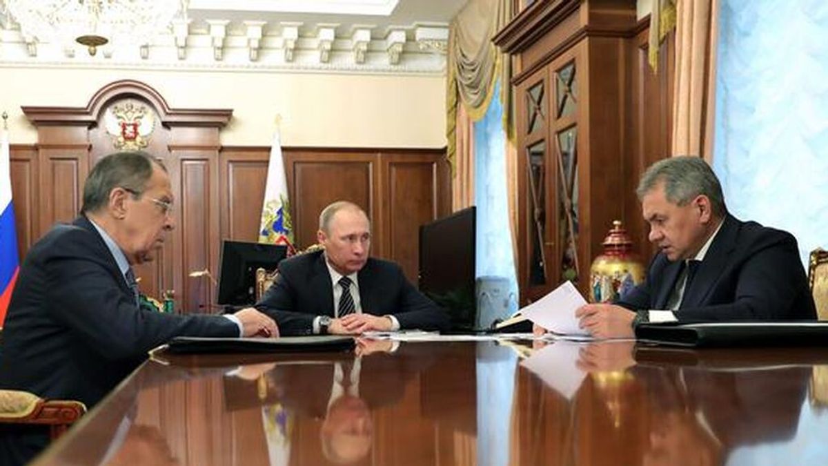 El presidente de Rusia, Vladimir Putin, rodeado por Serguei Lavrov, ministro de Relaciones Exteriores, y Serguéi Shoigú, titular de Defensa