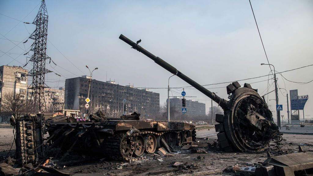 Tanque ruso destruido en Mariúpol
