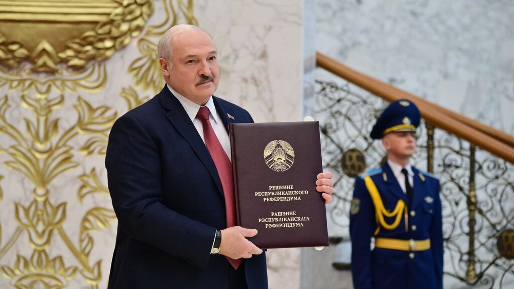 EuropaPress_4316700_alexander_lukashenko_presidente_bielorrusia_posa_nueva_constitucion (1)