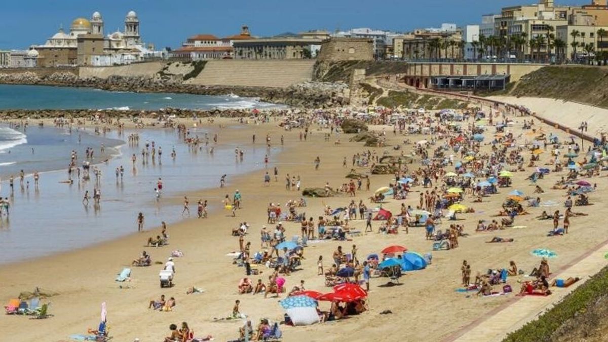 El nudismo enfrenta a la ciudad de Cádiz El nudismo enfrenta a la ciudad de Cádiz