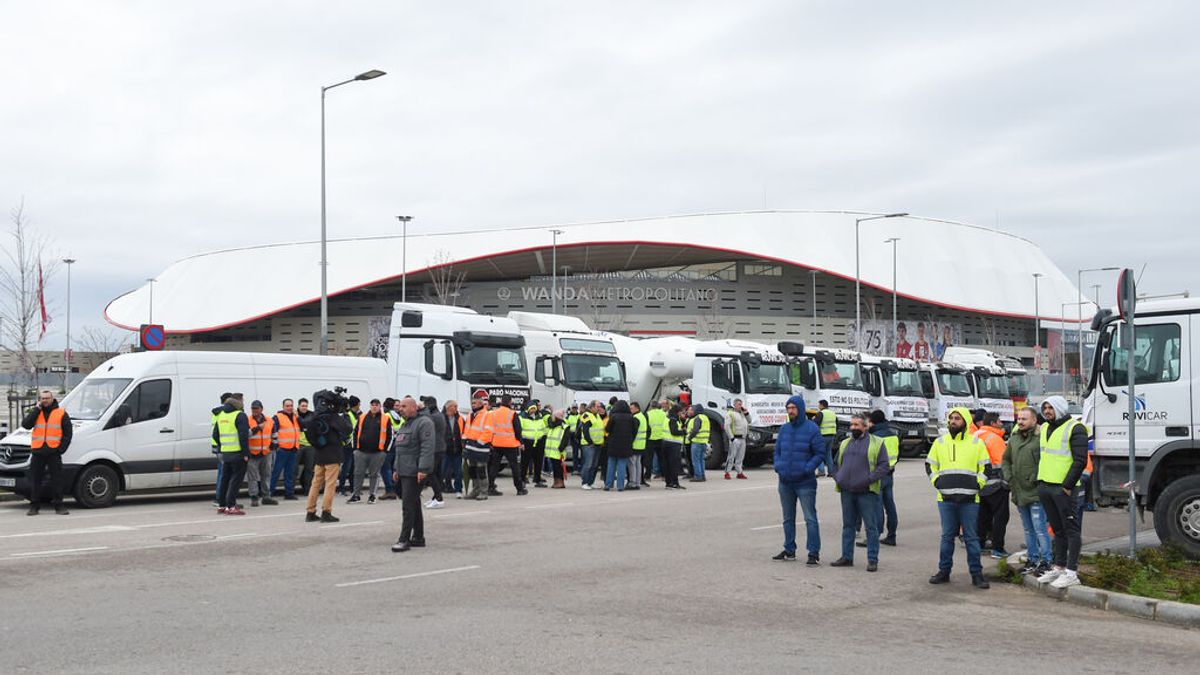 Los transportistas convocantes del paro tachan de "migaja" el acuerdo y mantienen la huelga