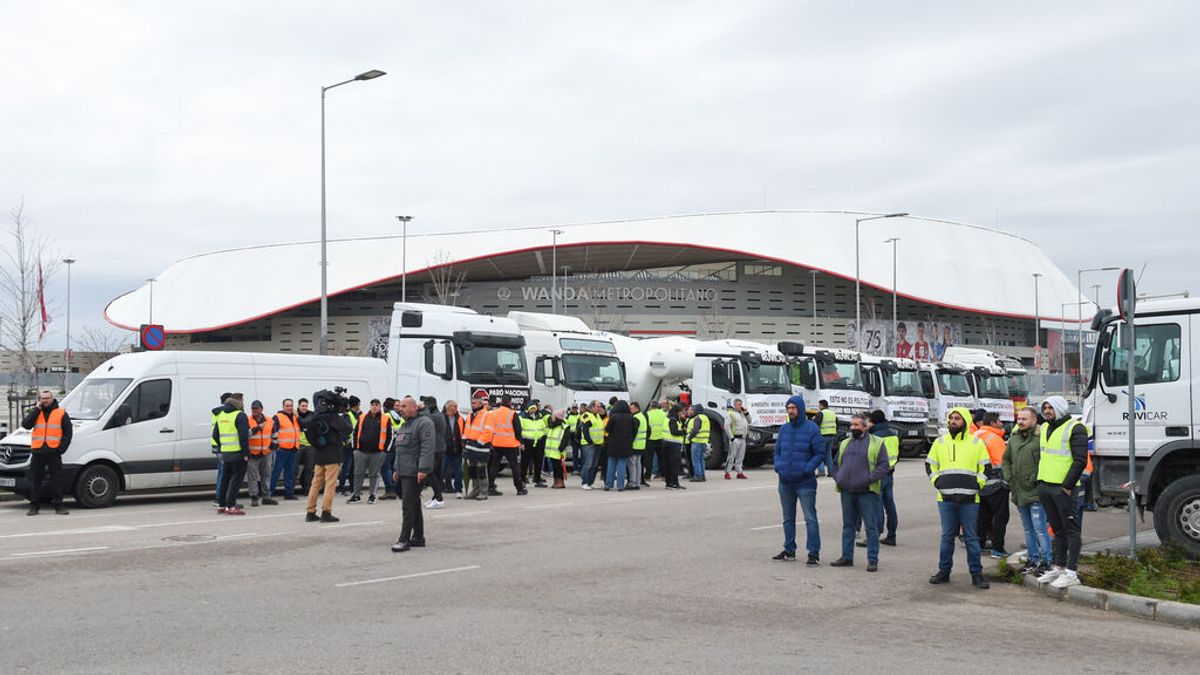 Los transportistas convocantes del paro tachan de "migaja" el acuerdo y mantienen la huelga Los transportistas convocantes del paro tachan de "migaja" el acuerdo y mantienen la huelga