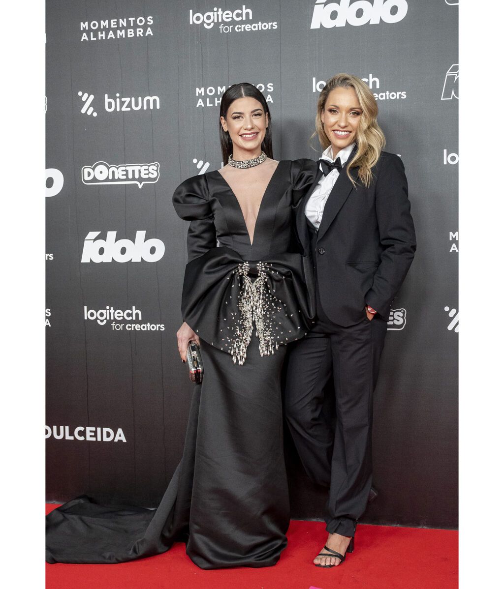 Ares Teixidó y Bruna Bravo posan en la alfombra roja de los Premios Ídolo