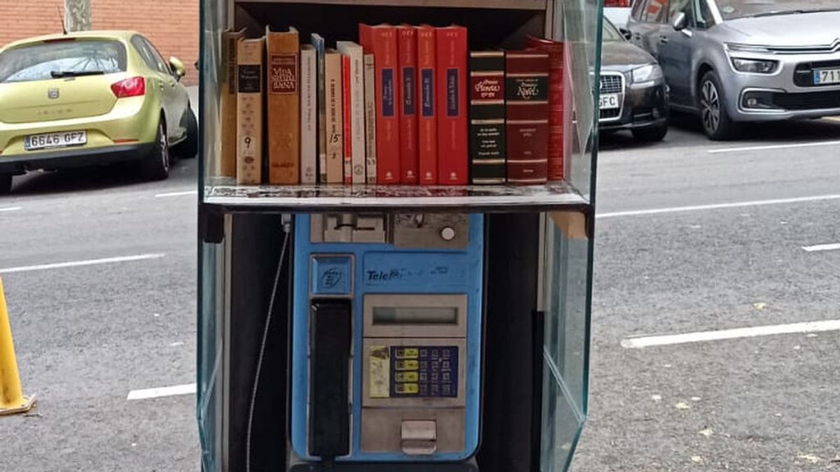 Convierten una antigua cabina telefónica en una mini biblioteca para los vecinos en Barcelona Convierten una antigua cabina telefónica en una mini biblioteca para los vecinos en Barcelona