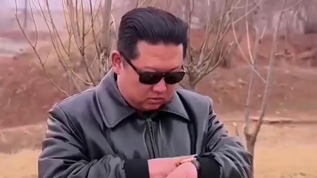 Kim Jong-Un reaparece con chupa de cuero y gafas de sol para presumir de misil