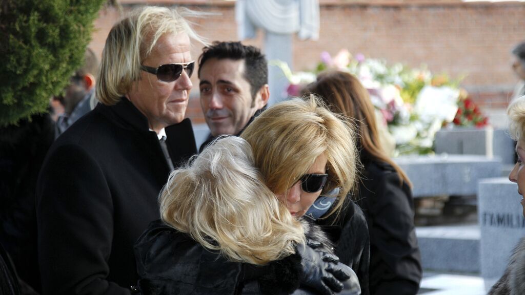 Norma Duval, rota de dolor en el entierro de su hermana Carla