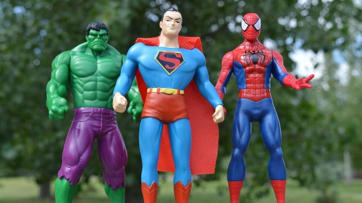 ¿Por qué la mayoría de los superhéroes llevan los calzoncillos por fuera de la ropa?