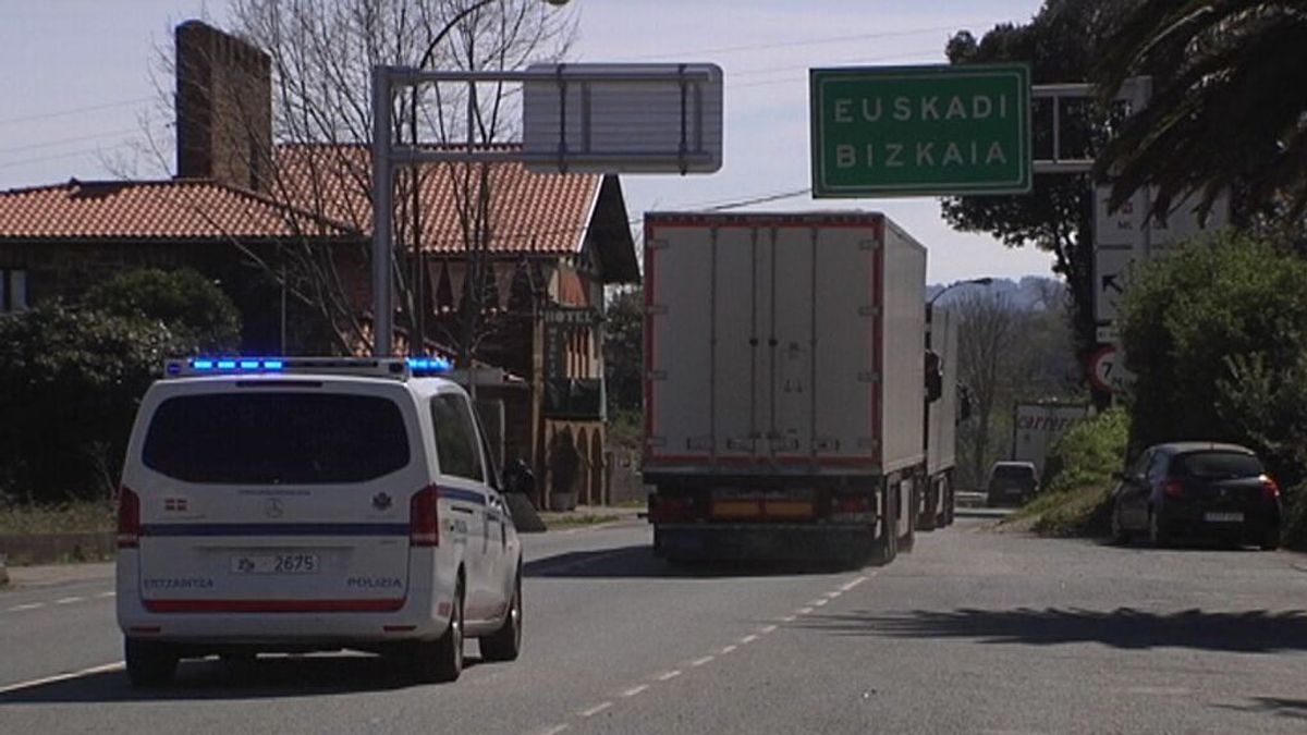 Un coche de la Ertzaintza escolta a un camión por la carretera Un coche de la Ertzaintza escolta a un camión por la carretera
