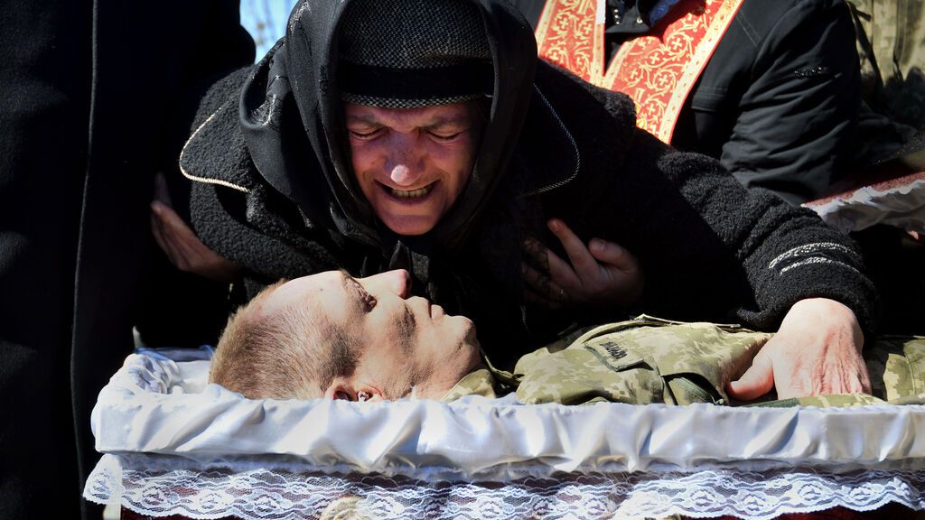 Madre llora a hijo-soldado muerto en Yabariv (Ucrania)