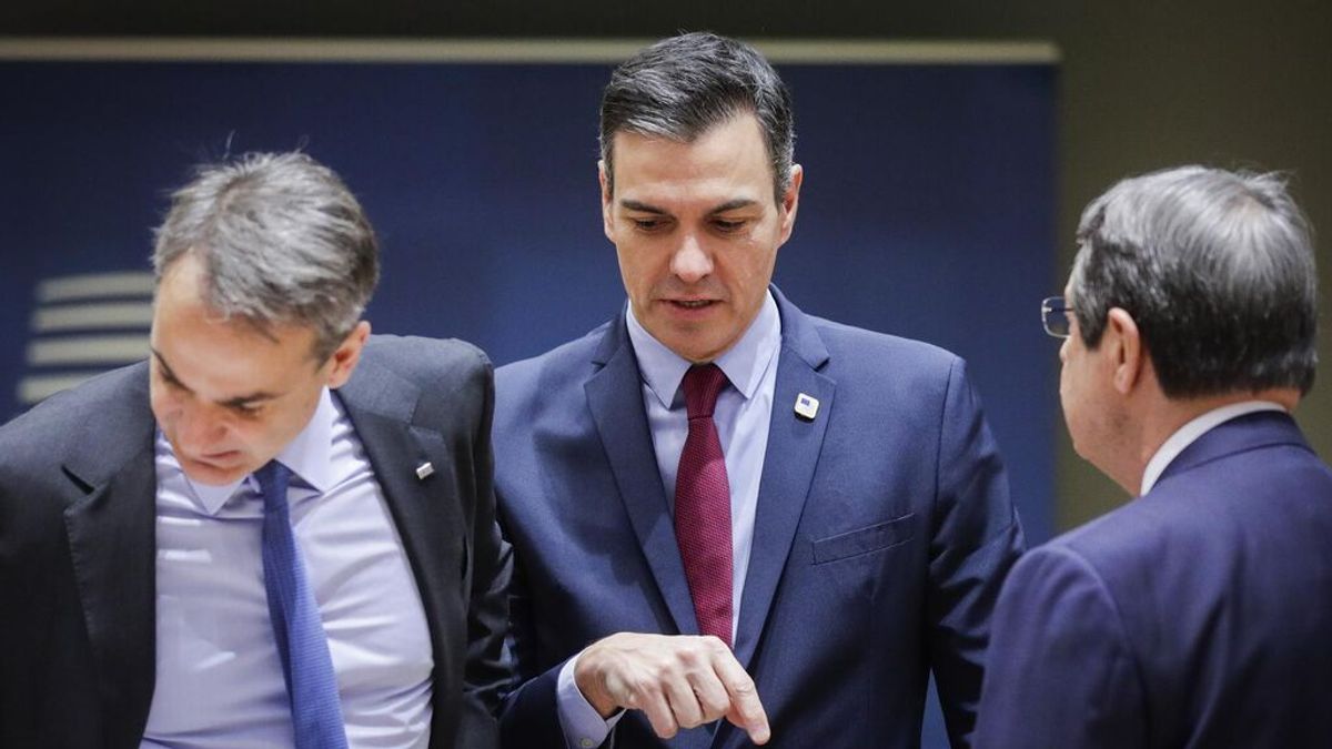 Sánchez enfadado obliga a parar unos minutos el Consejo Europeo para "airearse" Sánchez enfadado obliga a parar unos minutos el Consejo Europeo para "airearse"