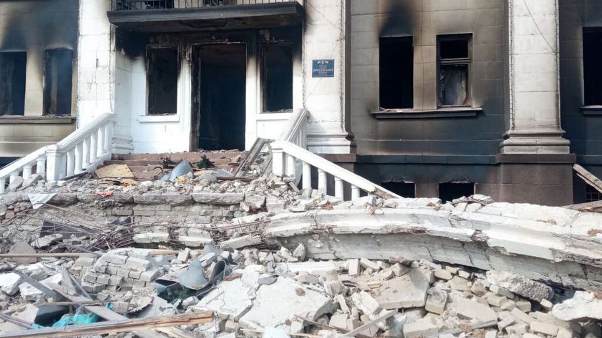 Las primeras imágenes del interior del teatro de Mariúpol, lleno de civiles, al ser bombardeado