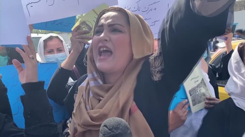 Decenas de mujeres protestan en Kabul contra el cierre escolar a las niñas afganas