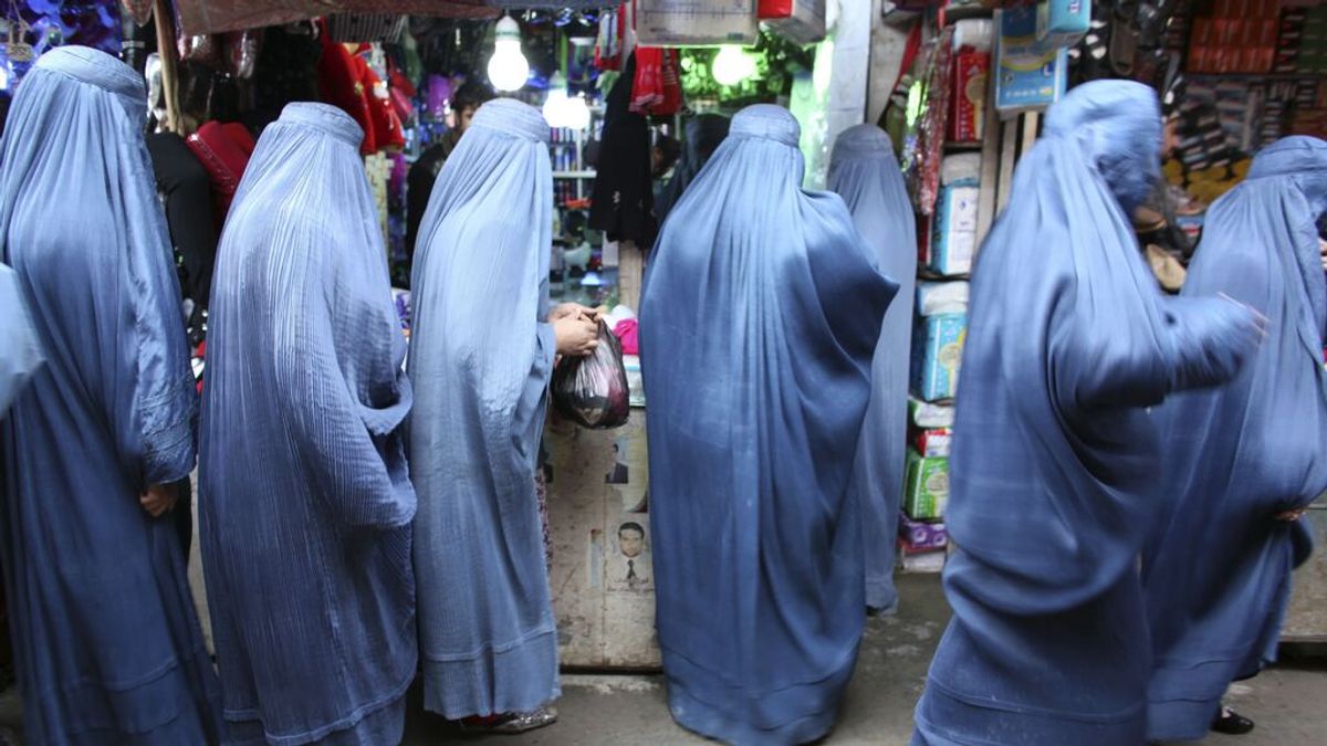 Los talibán prohíben a las mujeres coger un avión sin un acompañante masculino