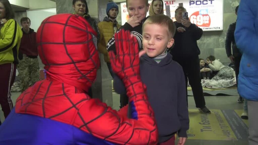Superhéroes ucranianos visitan a los niños refugiados en el metro de Járkov