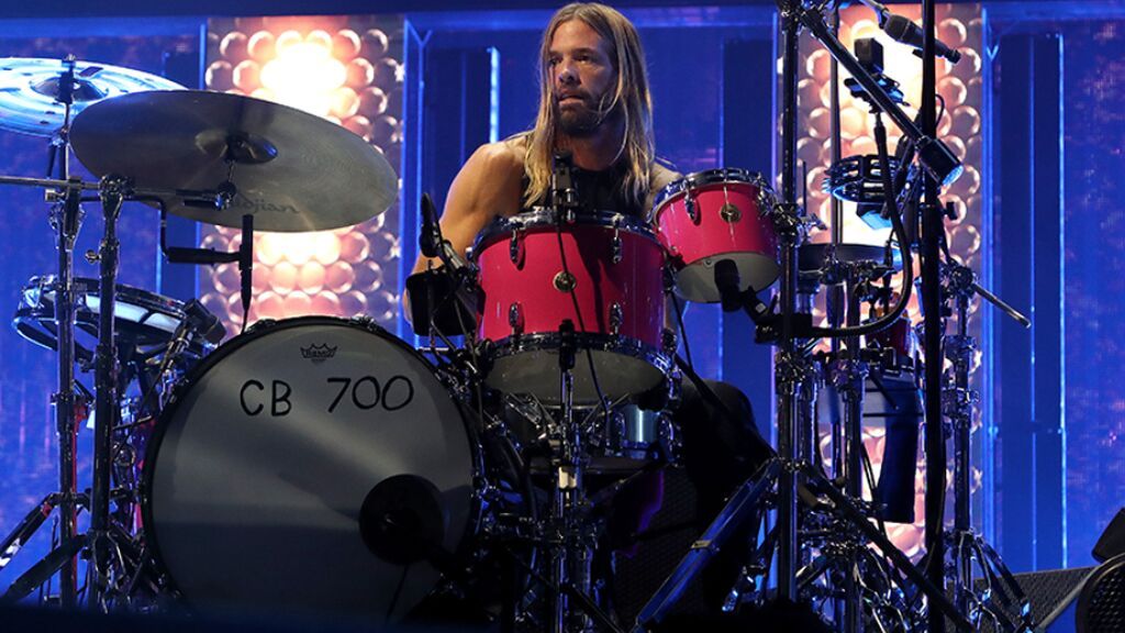 Muere Taylor Hawkins, baterista de Foo Fighters de 50 años, horas antes de actuar en Bogotá
