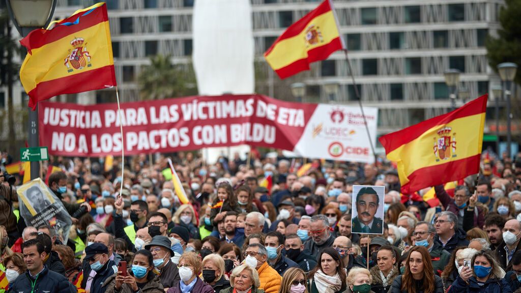 Cientos de personas de la Asociación de Víctimas del Terrorismo se manifiestan en Madrid: "No todo vale, Gobierno traidor"