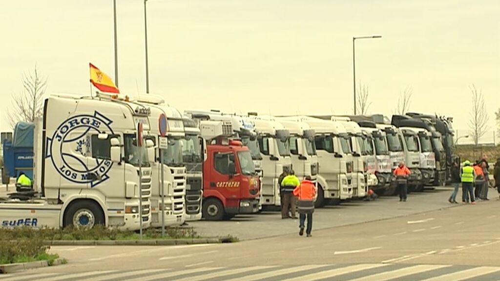 Continúa la huelga de transportistas en España a pesar de las reuniones entre el Gobierno y las asociaciones