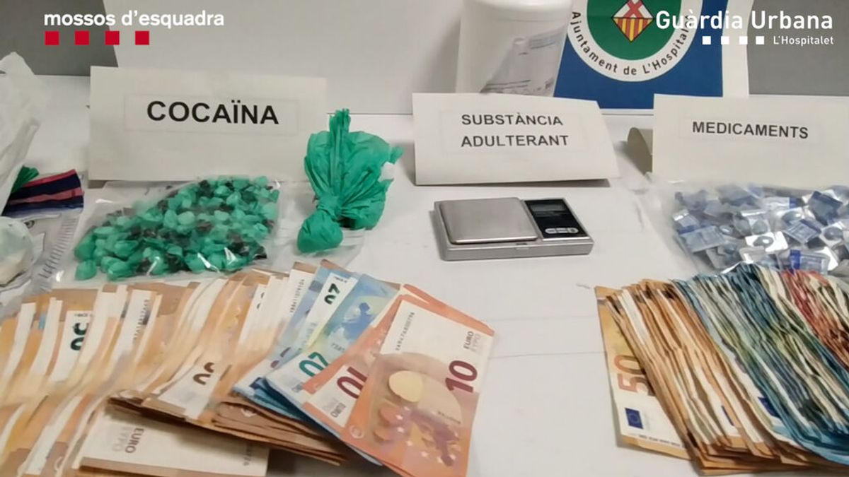 Desmantelan un punto de venta en un piso de Hospitalet e intervienen 60 dosis de cocaína y 7000 € Desmantelan un punto de venta en un piso de Hospitalet e intervienen 60 dosis de cocaína y 7000 €