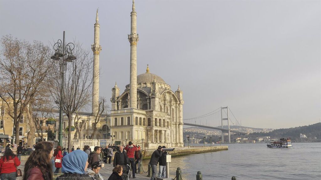 Turquía cierra el estrecho del Bósforo tras detectar una posible mina