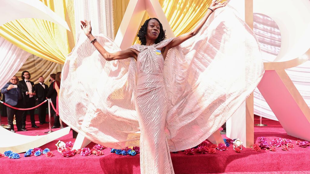 Denise Yarde posa en la alfombra roja de los Premios Oscar 2022