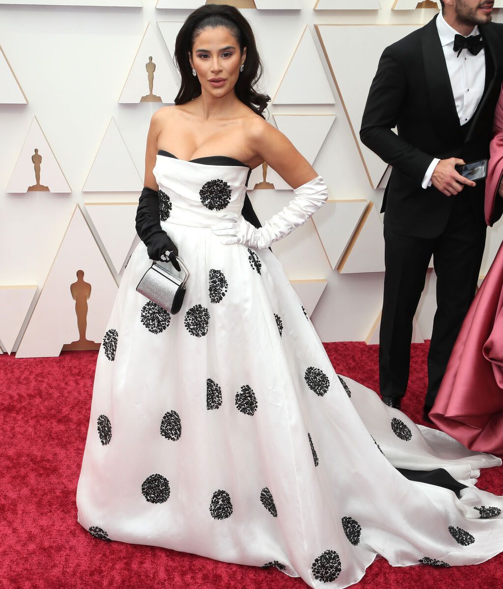 Diane Guerrero posa en la alfombra roja de los Premios Oscar 2022