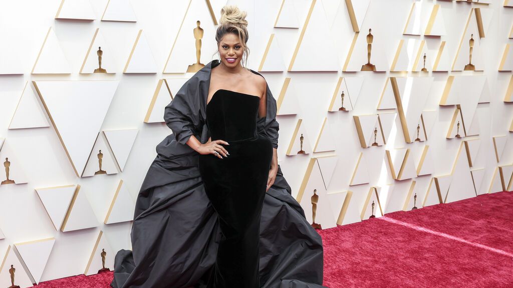 Laverne Cox posa en la alfombra roja de los Premios Oscar 2022