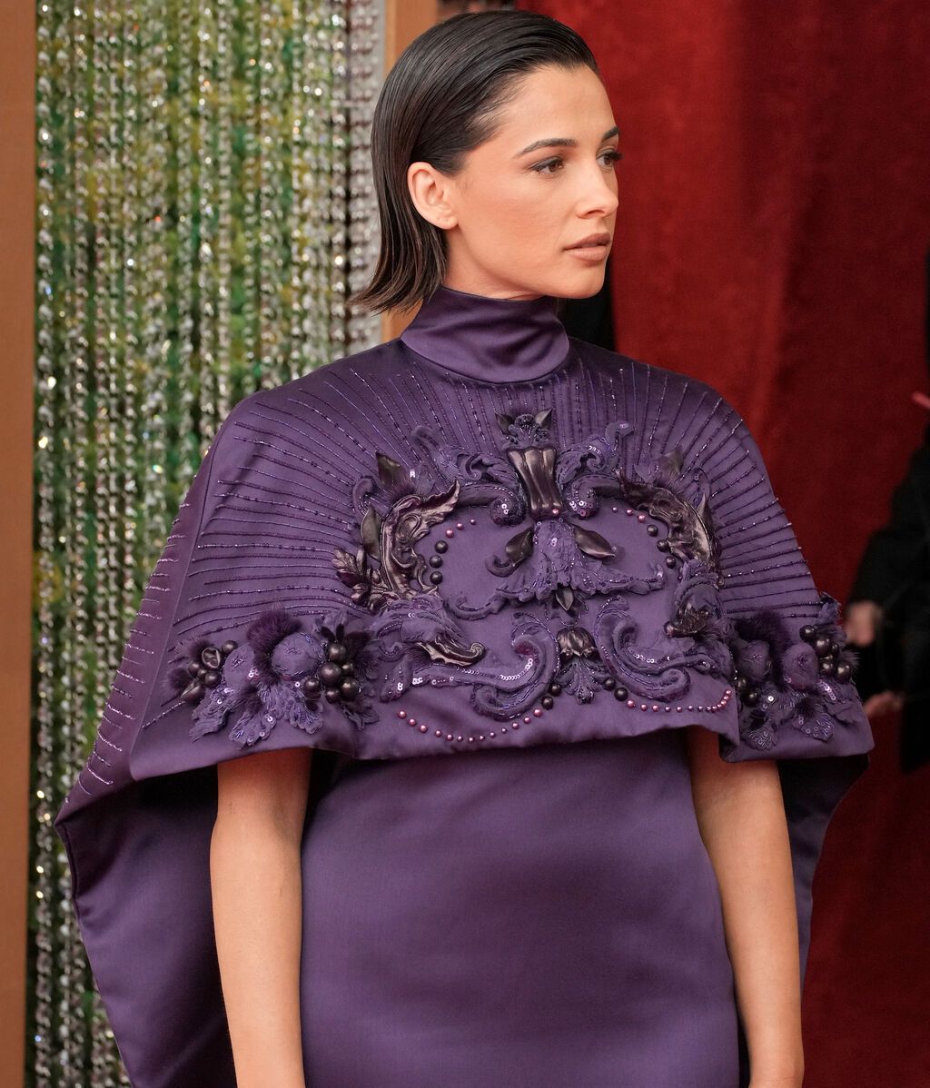 Naomi Scott posa en la alfombra roja de los Premios Oscar 2022
