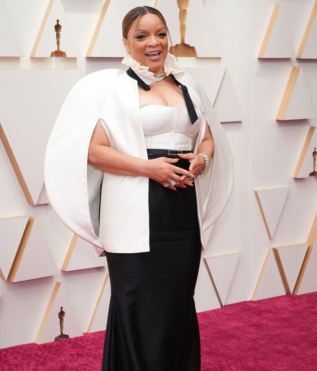 Ruth E. Carter posa en la alfombra roja de los Premios Oscar 2022