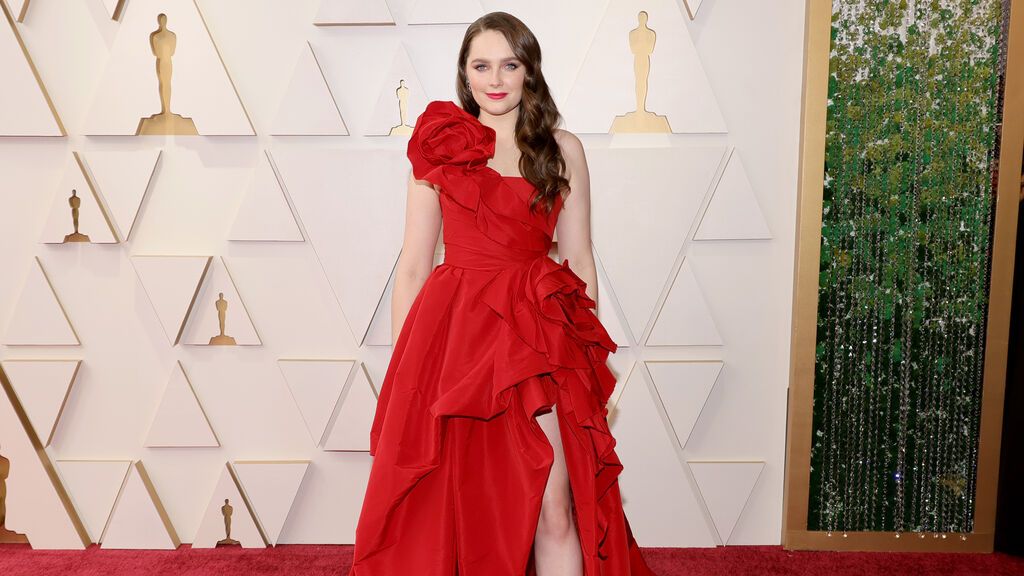 Amy Forsyth posa en la alfombra roja de los Premios Oscar 2022