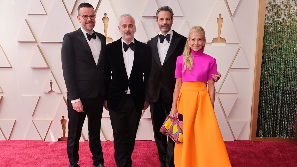 Iain Canning, Emile Sherman y  Caroline Sherman posan en la alfombra roja de los Premios Oscar 2022