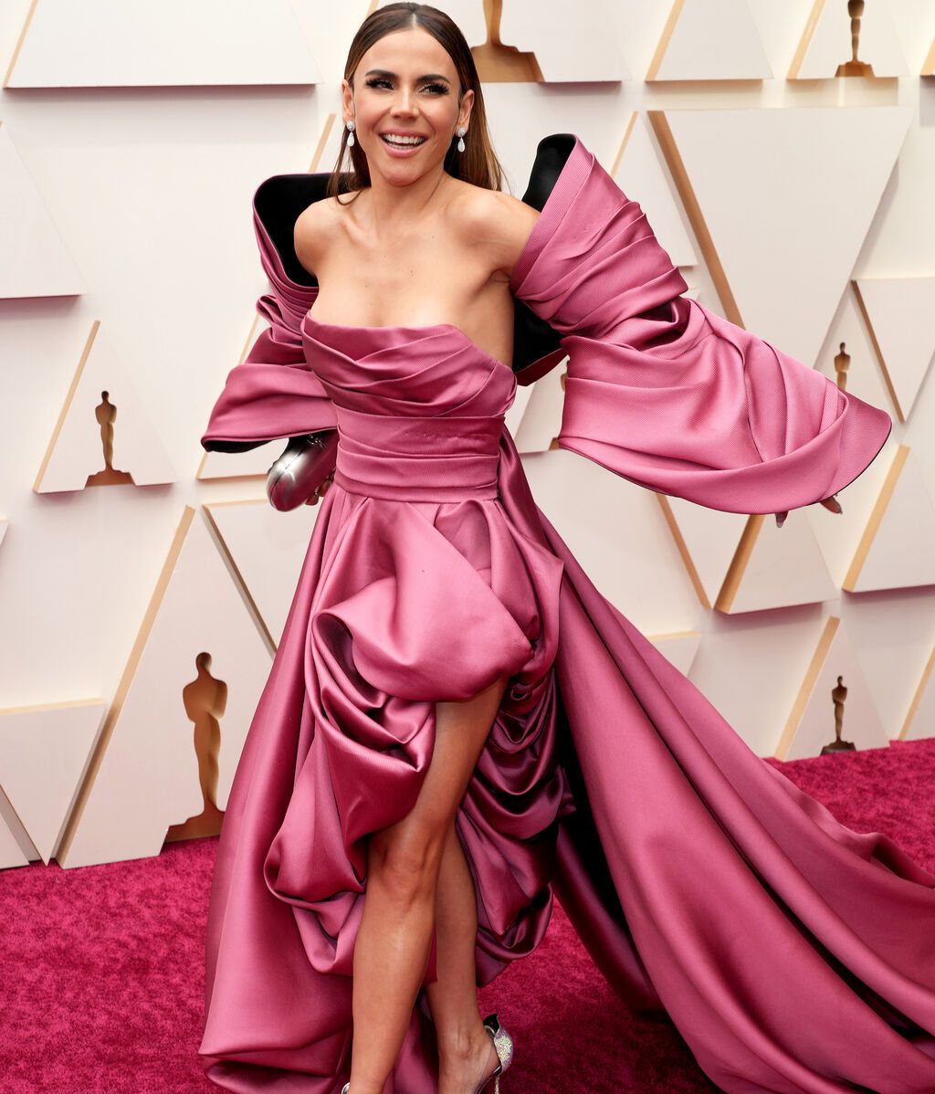 Carolina Gaitán posa en la alfombra roja de los Premios Oscar 2022