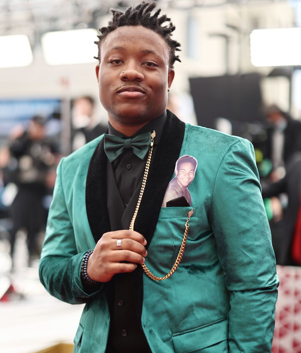 Amaree McKenstry-Hall posa en la alfombra roja de los Premios Oscar 2022