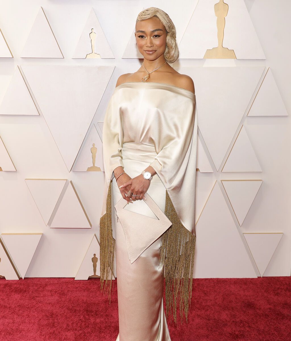 Tati Gabrielle posa en la alfombra roja de los Premios Oscar 2022