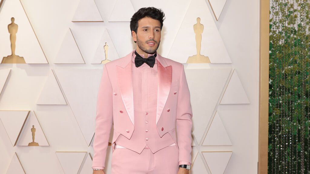 Sebastián Yatra posa en la alfombra roja de los Premios Oscar 2022