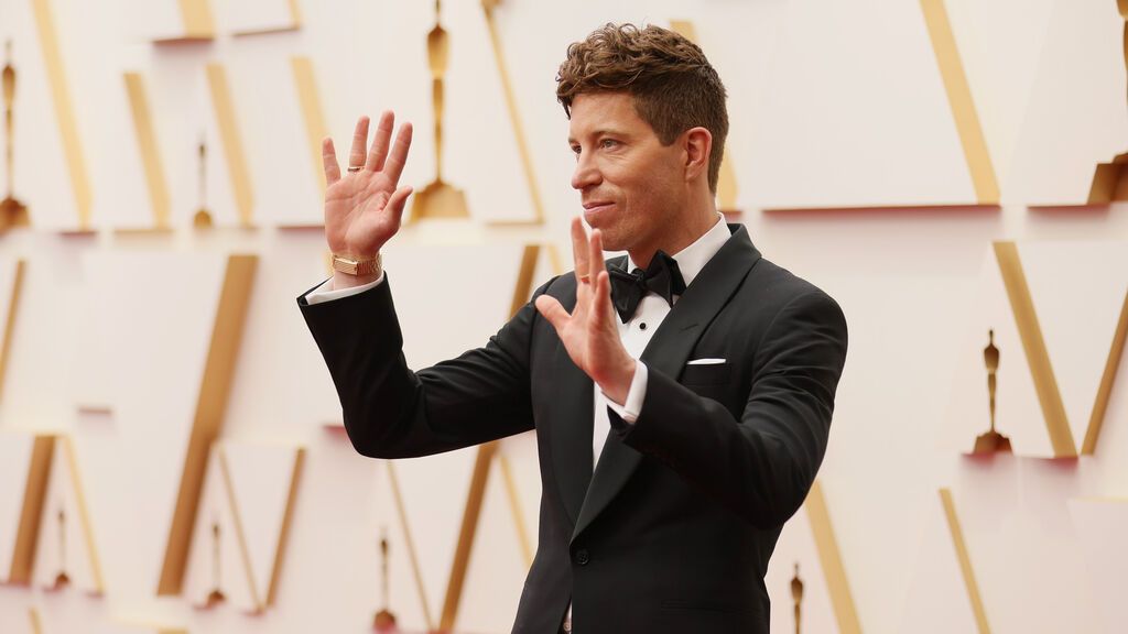 Shaun White posa en la alfombra roja de los Premios Oscar 2022