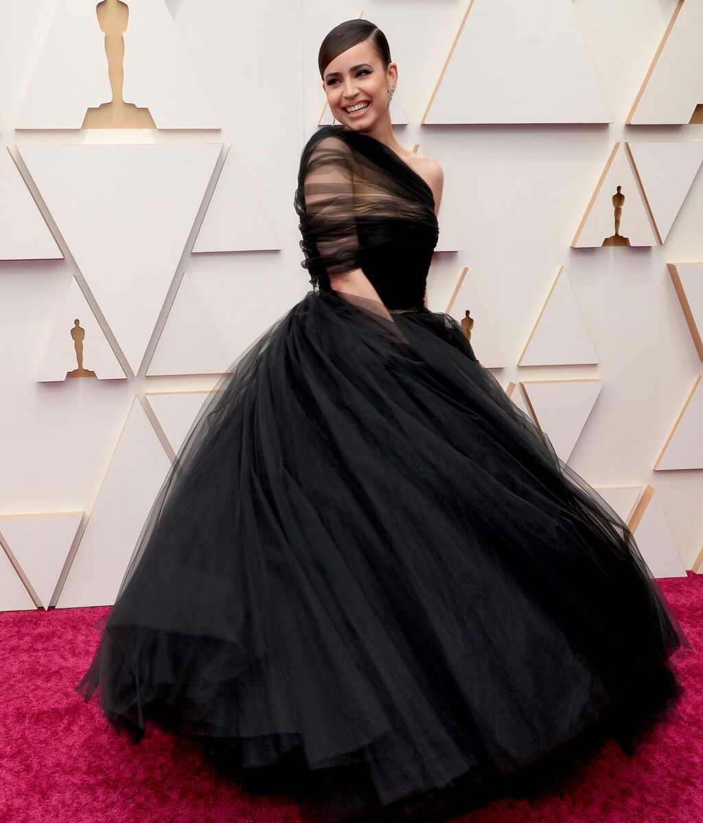 Sofia Carson posa en la alfombra roja de los Premios Oscar 2022