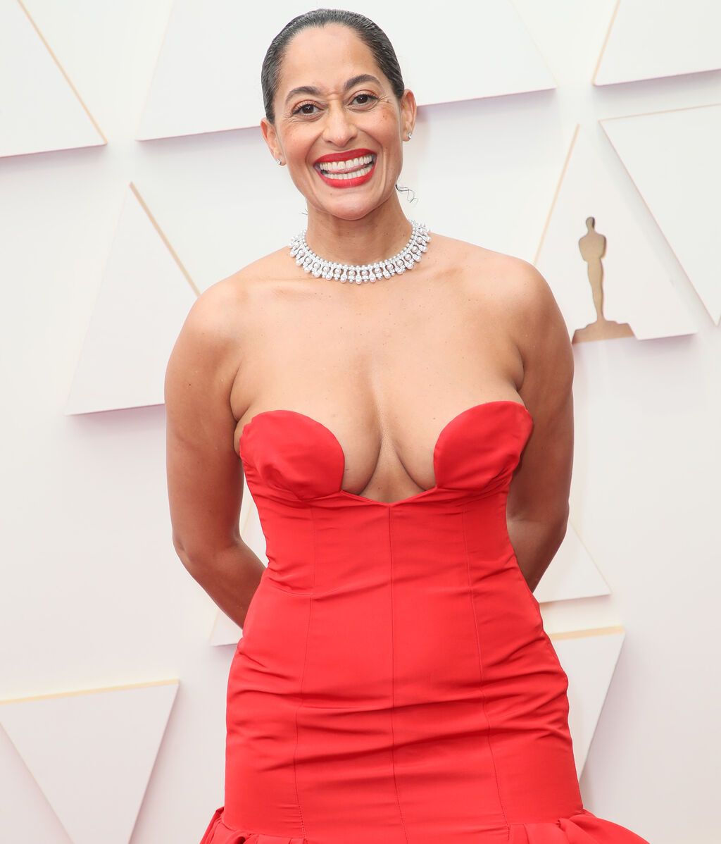 Tracee Ellis Ross posa en la alfombra roja de los Premios Oscar 2022