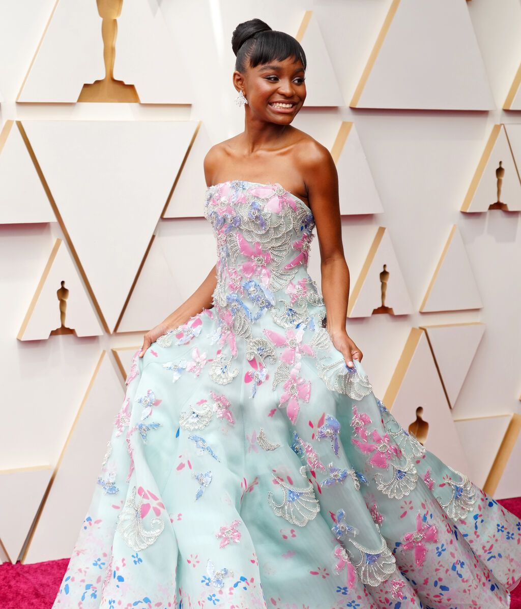 Saniyya Sidney posa en la alfombra roja de los Premios Oscar 2022