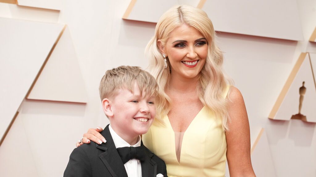 Jude Hill y Shauneen Hill posan en la alfombra roja de los Premios Oscar 2022