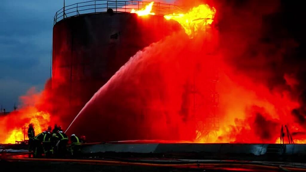 Bomberos ucranianos batallan contra el fuego de un depósito incendiado en Leópolis