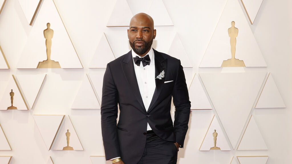 Karamo Brown posa en la alfombra roja de los Premios Oscar 2022